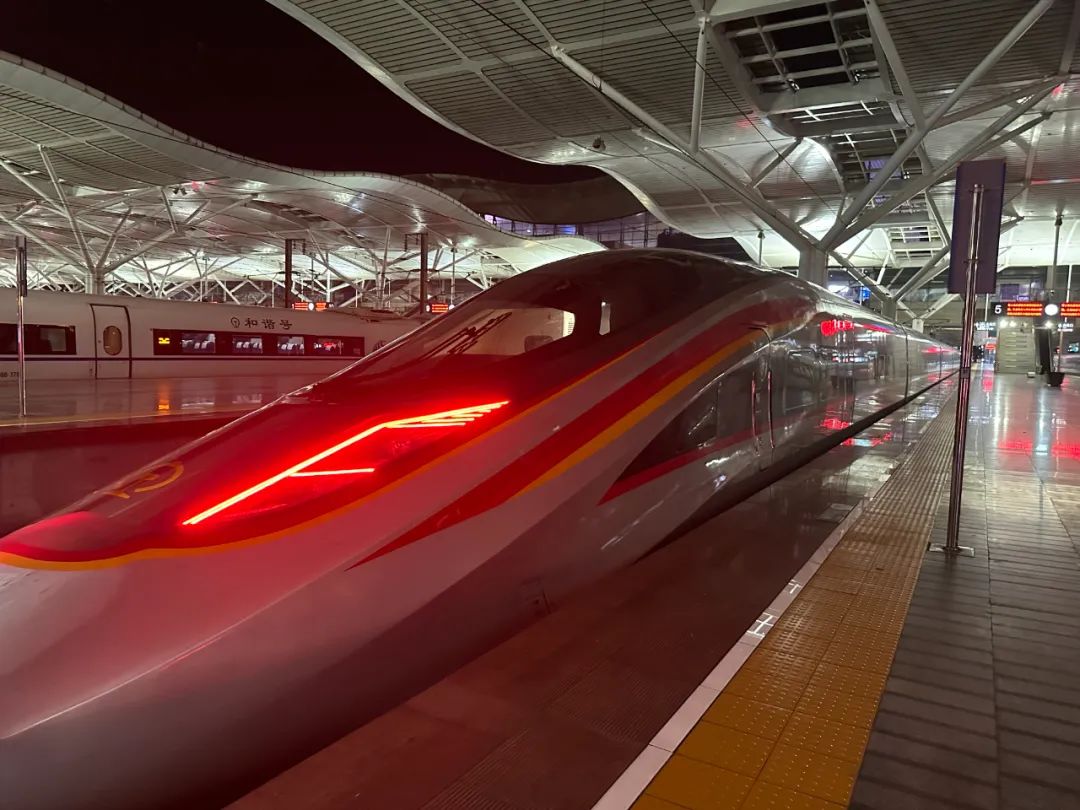 装上国产高铁轮轴产品的复兴号.受访者供图