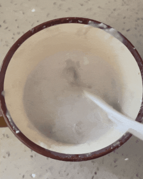 试图用芋泥泡牛乳的我 图片来源：自己拍的