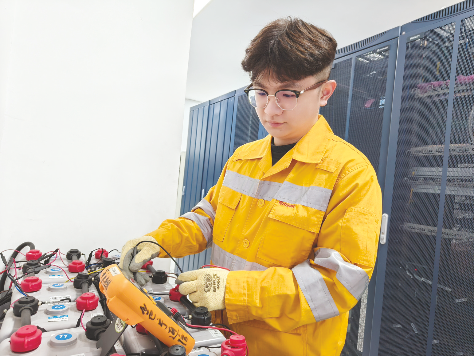 "对讲机传来驻站联络员的声音.零点后,湘
