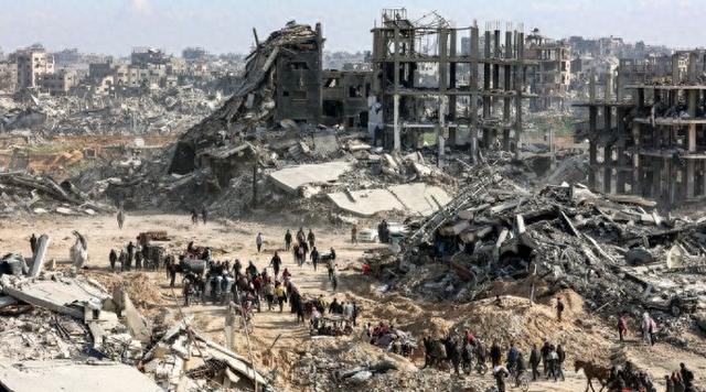 1月20日,东说念主们经行于加沙地带北部贾巴利亚的废地中。 图源:外媒