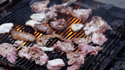 原生态炭火烤肉。图片来源：怒江融媒