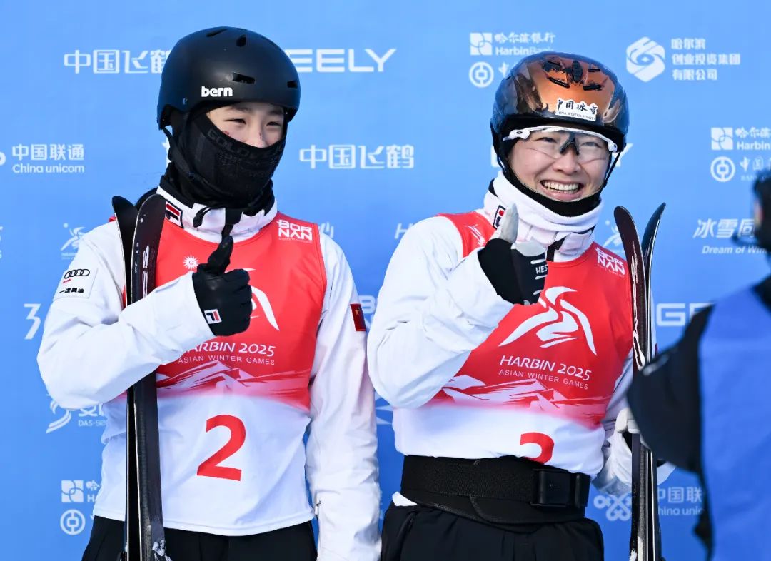 2月9日，徐梦桃（右）、陈雪铮在赛后庆祝。新华社记者 夏一方 摄