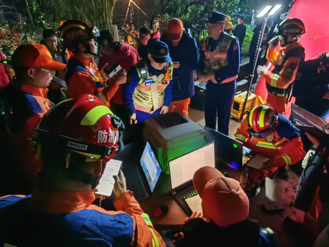 这是2月8日拍摄的山体滑坡抢险救援指挥部。新华社发（陈伟 摄）