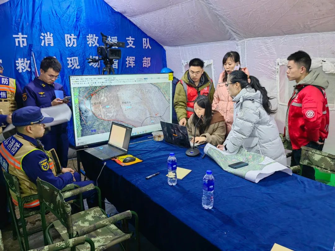 这是2月8日拍摄的山体滑坡抢险救援指挥部。新华社发（陈伟 摄）