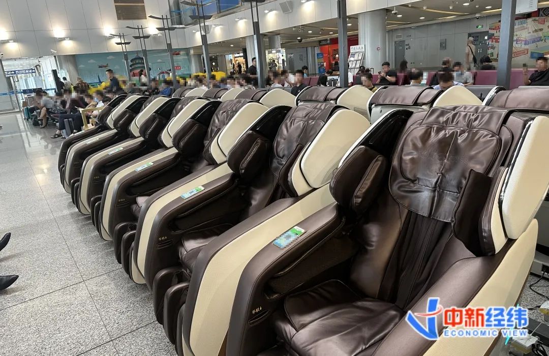 首都机场的智能按摩椅资料图 中新经纬 李晓萱摄