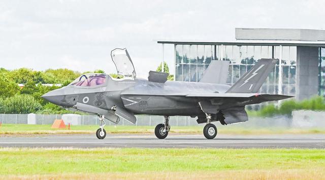 F-35隐形战役机形势号称好意思国史上最立志的军购探求。图为F-35插足范堡罗航展的画面。（视觉中国）