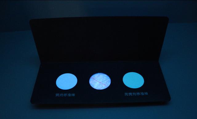 影子调查队从淘工厂购买的被芯，检测发现存在荧光剂。图源：海纺织集团检测标准有限公司