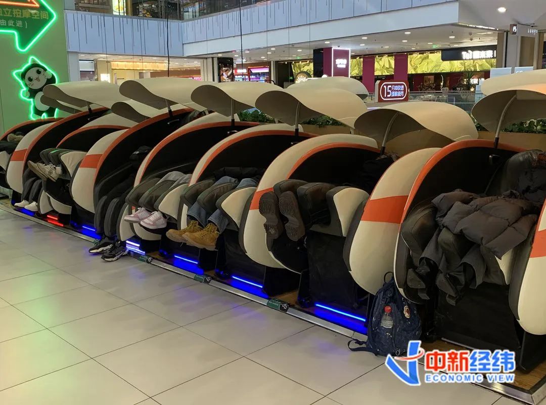 “乐摩吧”智能按摩椅 中新经纬 林琬斯摄