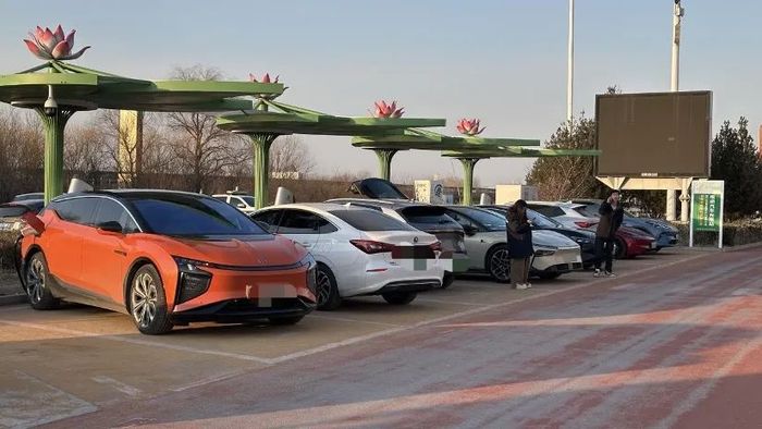 电厂 | 在这个春节，新能源车主依然困在高速充电队伍中