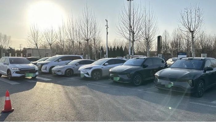 电厂 | 在这个春节，新能源车主依然困在高速充电队伍中