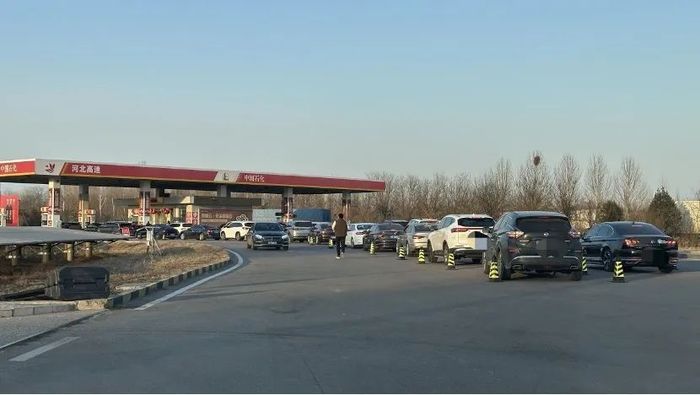 电厂 | 在这个春节，新能源车主依然困在高速充电队伍中