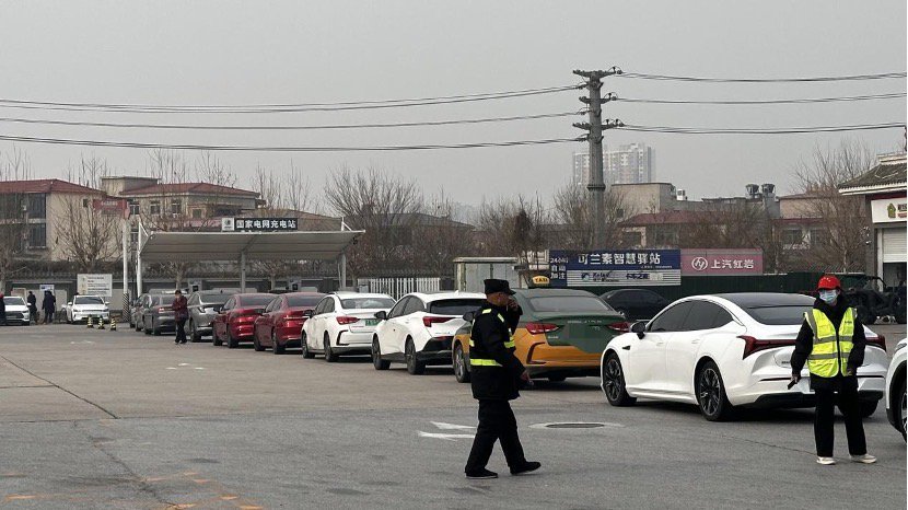 电厂 | 在这个春节，新能源车主依然困在高速充电队伍中