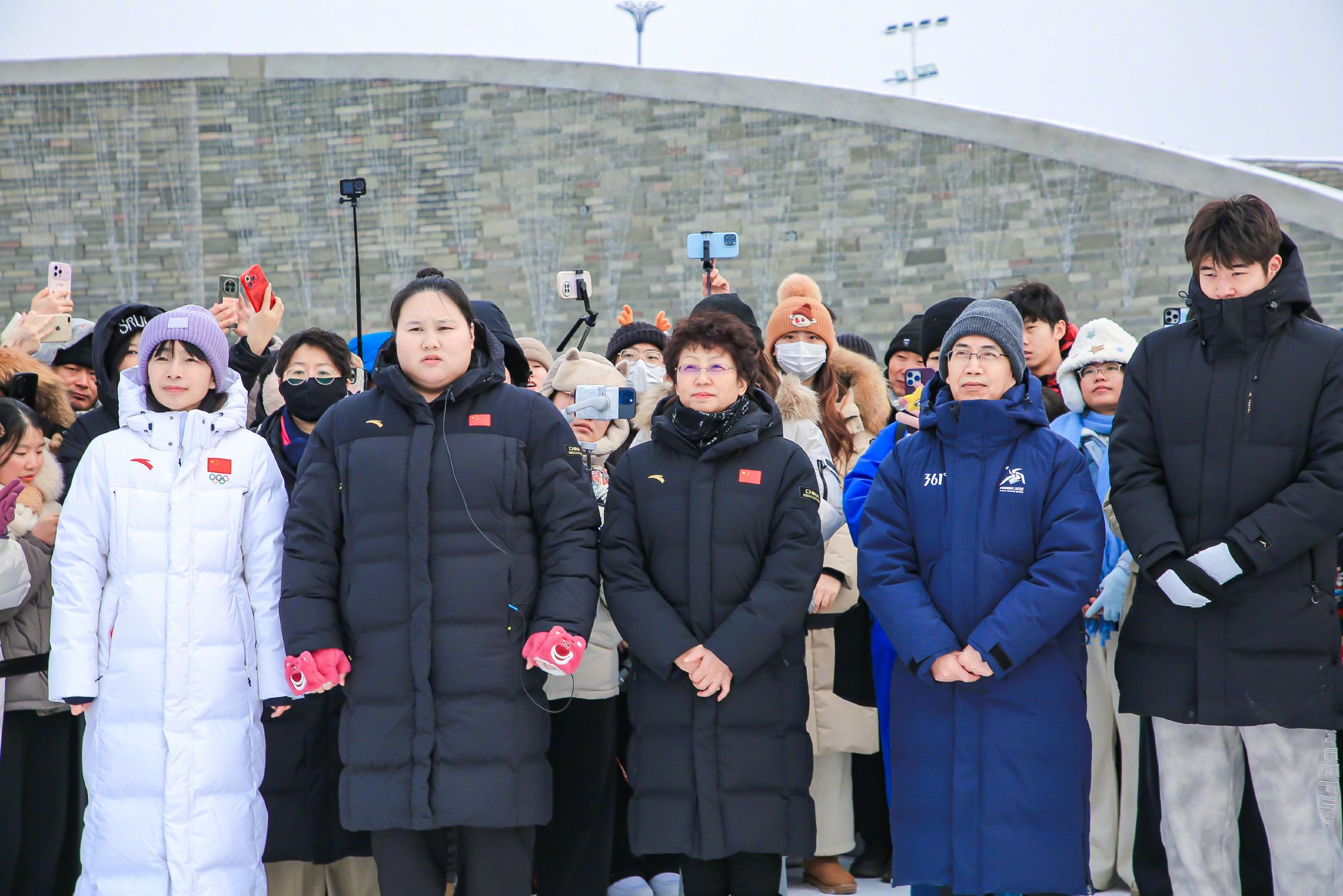 2月11日，奥运冠军潘展乐和李雯雯来到“中华体育精神颂·哈尔滨亚冬会站”的|李雯雯|亚冬会|奥运冠军_新浪新闻