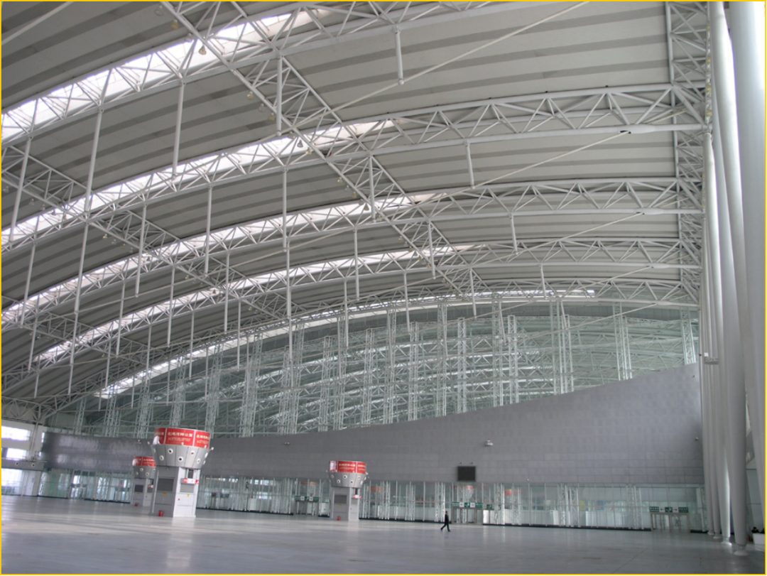 128米摇摆支撑预应力张弦桁架结构体系