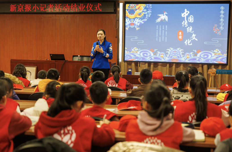 非遗京绣代表性传承人何洪杰和小记者们互动交流。新京报记者 王子诚 摄