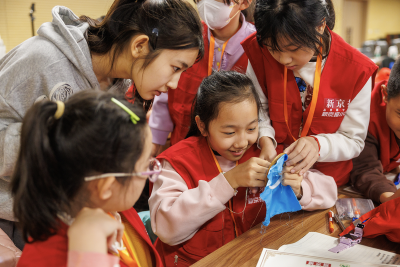 小记者们体验京绣。新京报记者 王子诚 摄