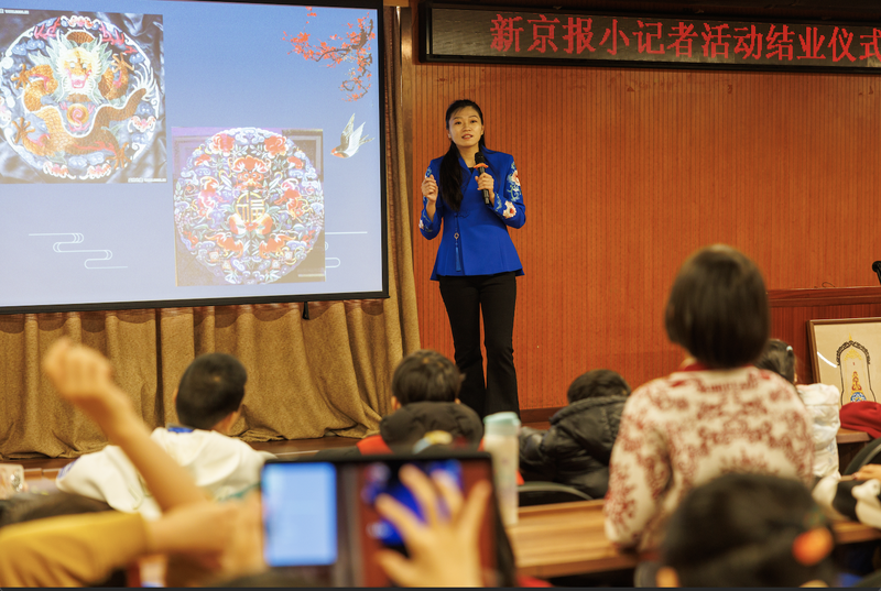 何洪杰向小记者们分享京绣纹样的特点。新京报记者 王子诚 摄