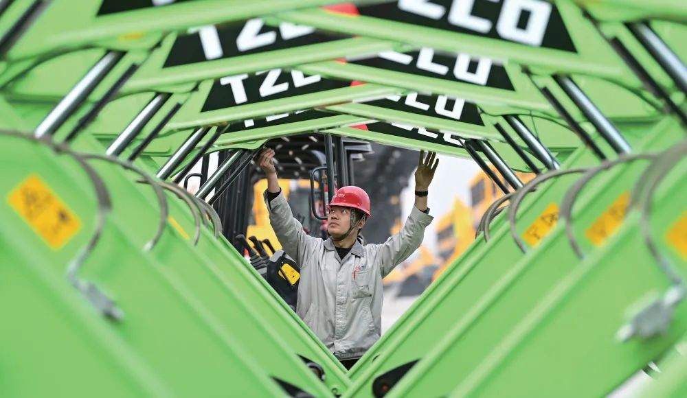 2024年4月9日,在太重集团智能高端液压挖掘机产业园区,工作人员对一款新能源动力液压挖掘机产品进行交付前的检测(杨晨光/摄)