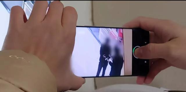 警方现场取证&ldquo;黄牛&rdquo;在向食客转卖号票。