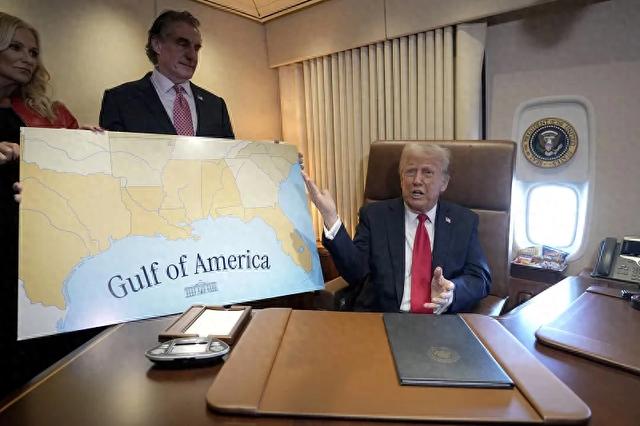 当地时间2025年2月9日，特朗普在空军一号上签署宣言，宣布2月9日为第一个“美国湾日”。图源：视觉中国