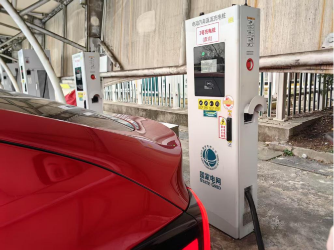 图为某高速公路服务区里的充电桩