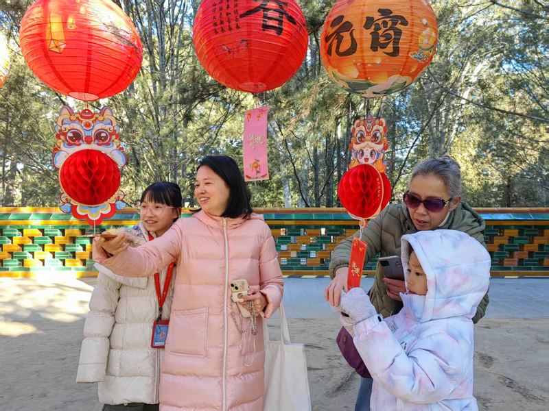 游客在颐和园参与猜灯谜活动。颐和园供图