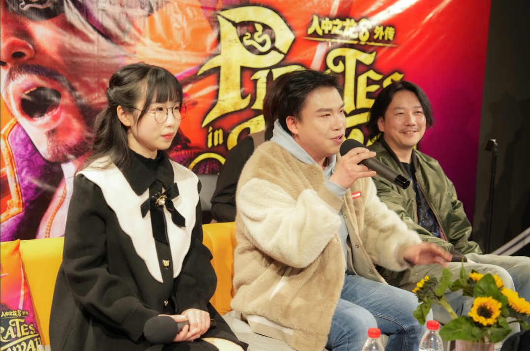 娜奥米里奇声优 陈婷婷（左）、真岛吾朗中文声优 刘圭（中），以及制作人阪本宽之在见面会和玩家们交流感想