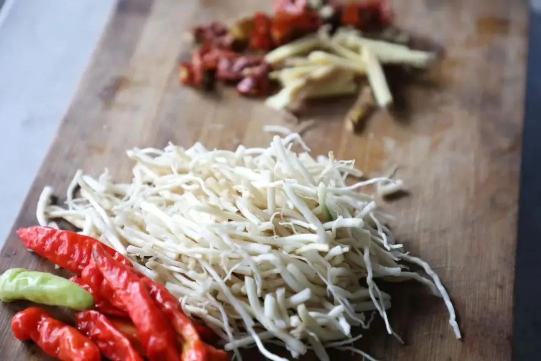 苤菜根 图源：“普洱融媒”微信公众号