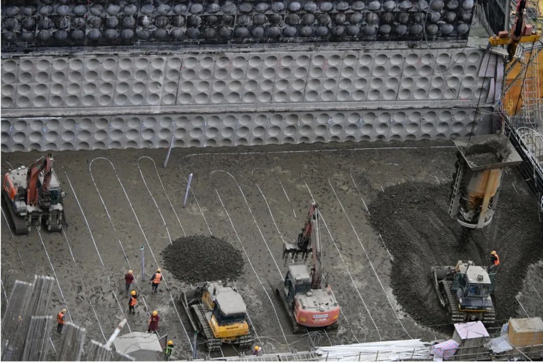 在叶巴滩水电站大坝施工现场，建设者在铺设冷却水管控制坝体温度。蒋裕蝶 摄