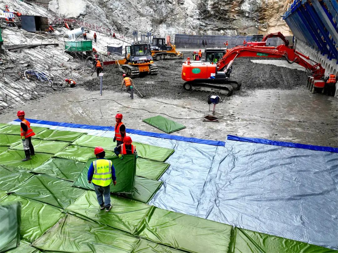 建设者正在给叶巴滩水电站大坝混凝土铺设“保温被”。蒋裕蝶 摄