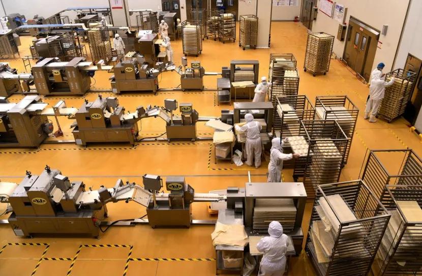 中央厨房标准化的生产模式，减少了各餐厅重复采购和加工的环节，从而大大提高了生产效率。图 / 视觉中国