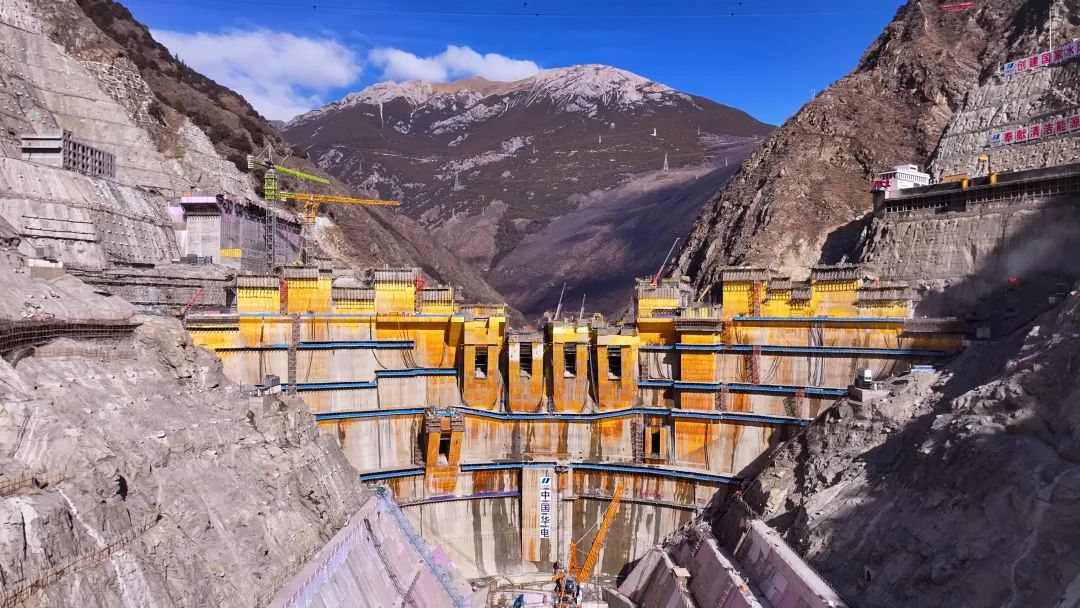叶巴滩水电站大坝现场。受访者供图