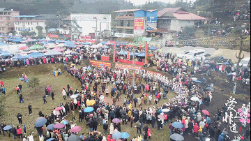 坡会从最初单纯的祭祀，发展到融祭祀、庆贺、比赛、娱乐乃至物质交易为一体的节日。李彬华 胡兆双 摄制