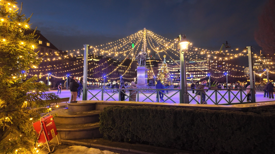 傍晚时分，这里的人们已经普遍过上了夜生活