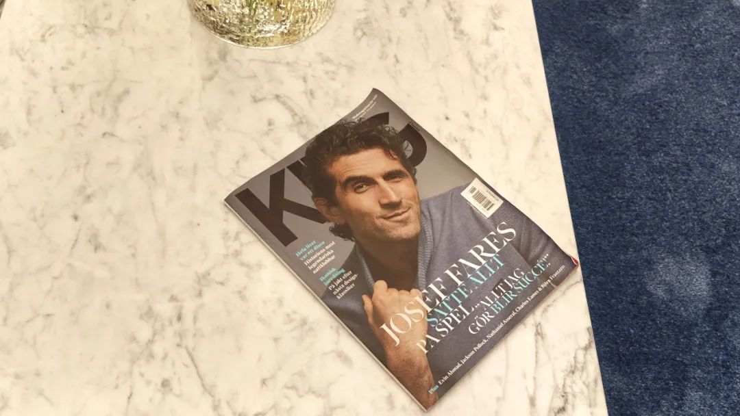 Hazelight工作室前台的茶几上，摆放着Josef登上封面的杂志