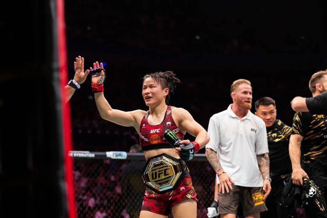 连续三次卫冕UFC女子草量级冠军的张伟丽接受采访时透露…|张伟丽|UFC_新浪新闻