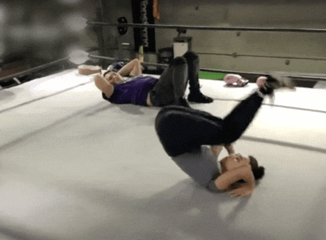 看到的《封神训练营》训练花絮中,那尔那茜有这样一个很耍宝的动作:她