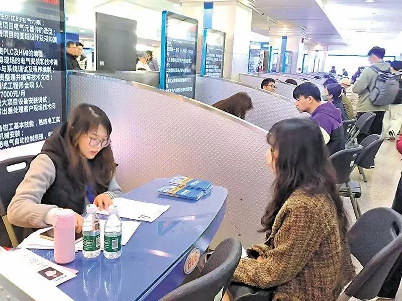 2月7日，深圳举办新春首场大型招聘会。卓泳/摄