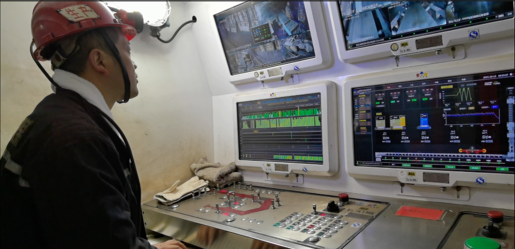 矿工在智能终端前值守。新华社记者王劲玉 摄