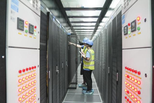 广西公司技术人员在大数据中心开展检测工作。 唐文蔚摄