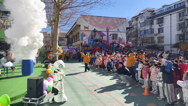 北京市东城区欣苑幼儿园在开学典礼上展现科学实验秀。学校供图