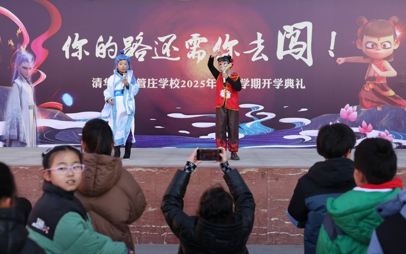 两位小学生还分别扮演成“哪吒”和”敖丙”，向同学们分享自己的观影感受。 新京报记者李木易 摄