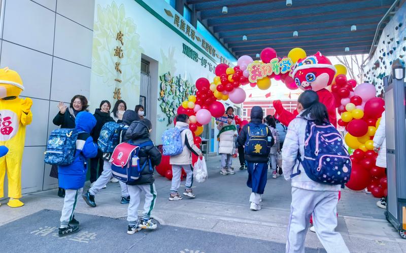 2月17日，北京市海淀区双榆树第一小学门口，校长关红带领老师们迎接返校归来的学生们。新京报记者 杨菲菲 摄