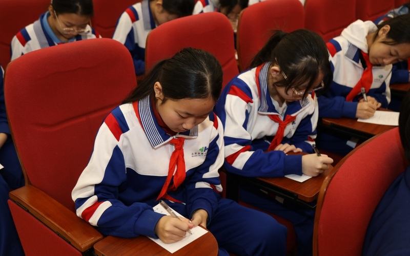 北京市第十一中学的开学典礼，学生们纷纷执笔写下新学期的“星途目标”。学校供图