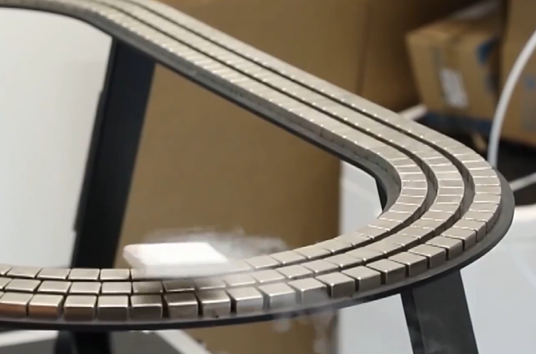 悬浮在轨道上的高温超导材料。央视新闻视频截图