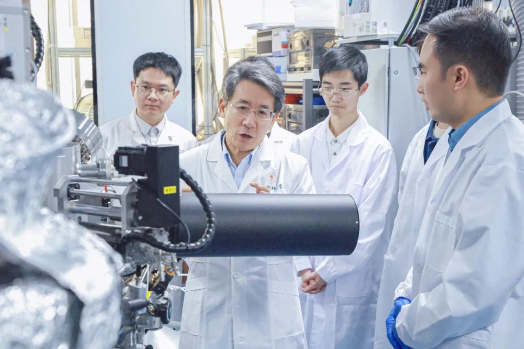 薛其坤院士与科研团队。图片来源：南方科技大学