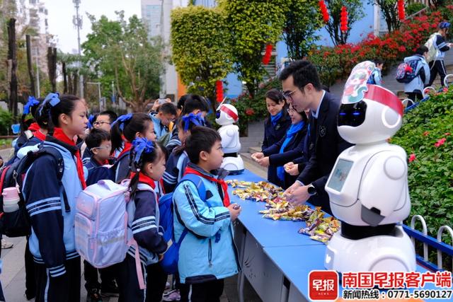 滨湖路小学的AI机器人在迎接学生。南国早报全媒体记者 尹世斌摄