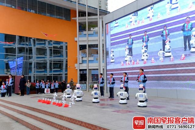 滨湖路小学AI机器人表演。南国早报全媒体记者 尹世斌摄