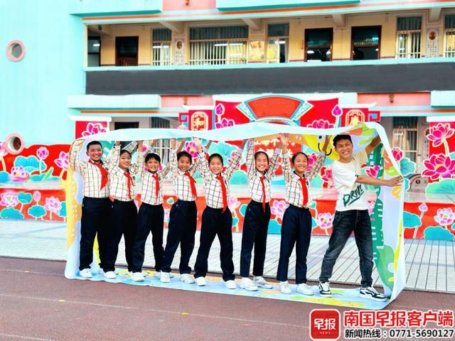 新阳路小学学生在进行课间活动。校方供图