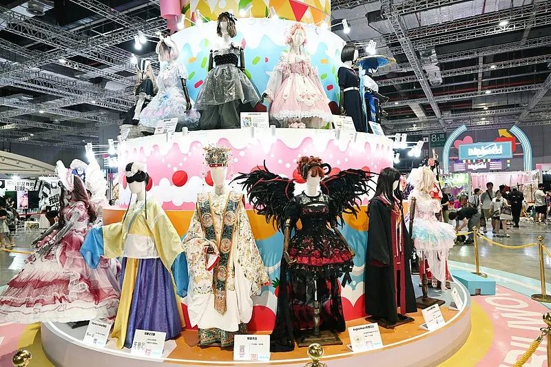 以汉服、洛丽塔、JK服、COS服饰组成的“四坑”文化圈闲鱼搜索量提升170%，图源视觉中国